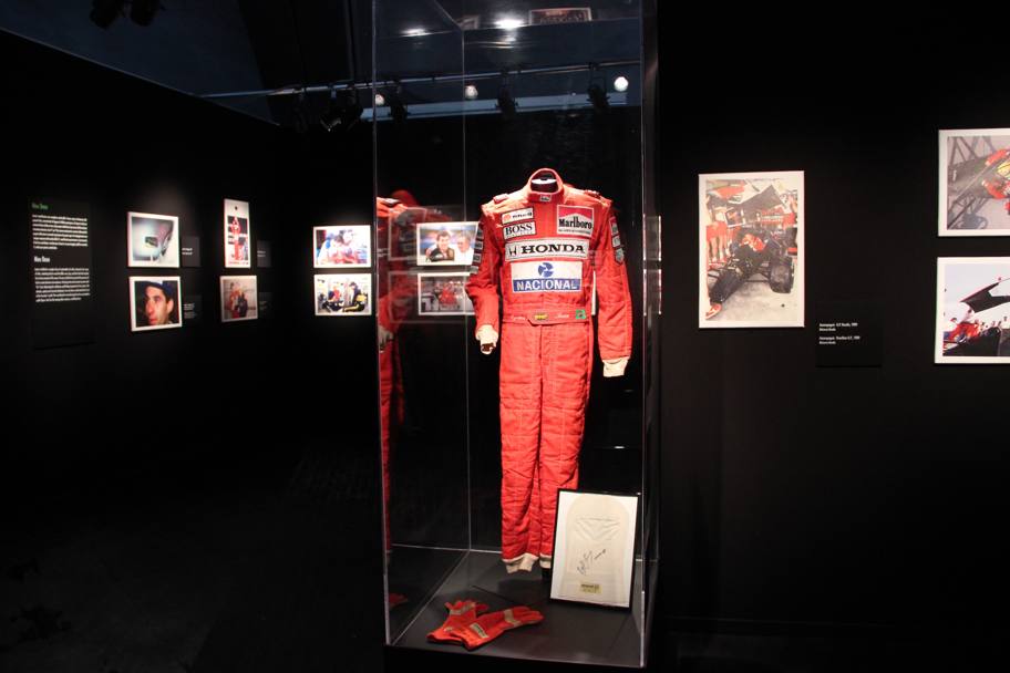 Una tuta della McLaren Honda indossata da Senna. Masperi